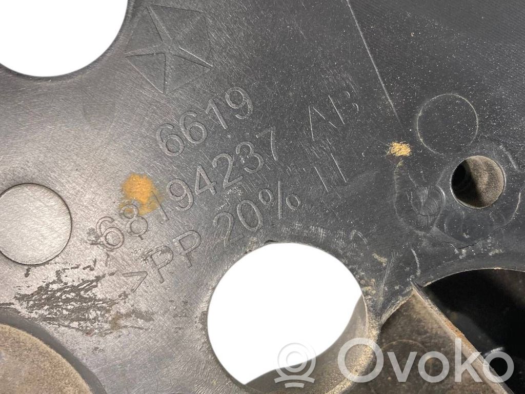 Dzinēja pārsega slēdzenes dekoratīvā apdare