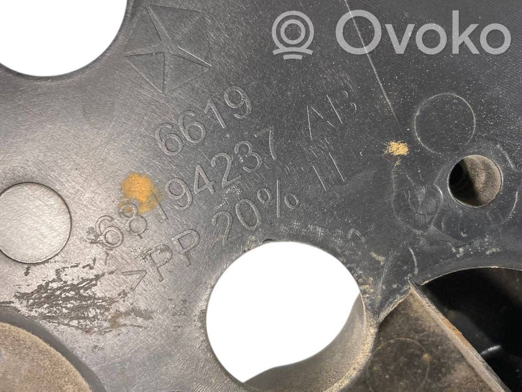 Dzinēja pārsega slēdzenes dekoratīvā apdare