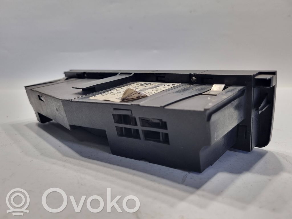 Gaisa kondicioniera / klimata kontroles / salona apsildes vadības bloks (salonā)