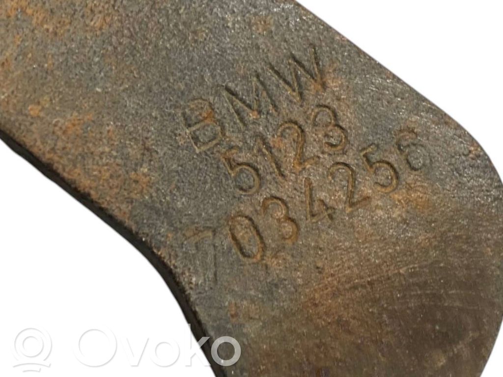 Dzinēja pārsega slēdzenes cilpa