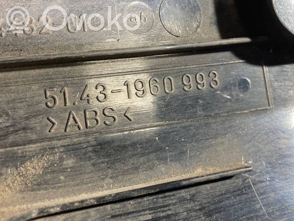 Kāju zonas sānu dekoratīvā apdare