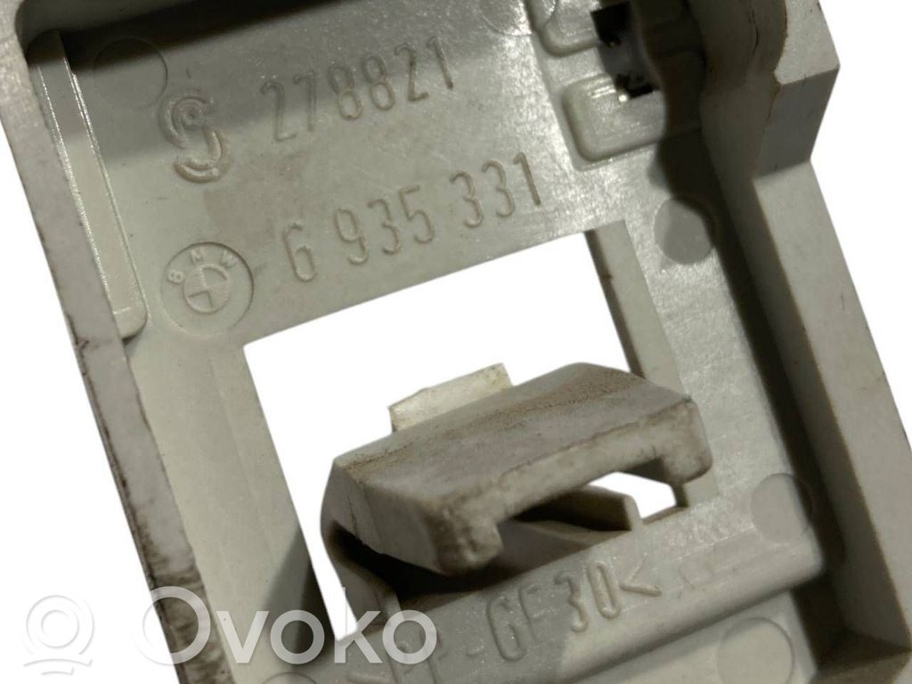 Держатель крышки заднего фонаря