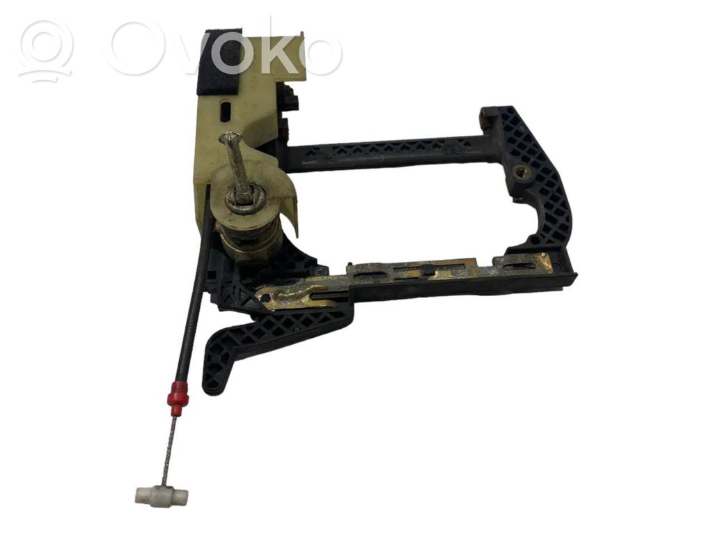 Priekšpusē turētājs / kronšteins ārējam atvēršanas rokturim