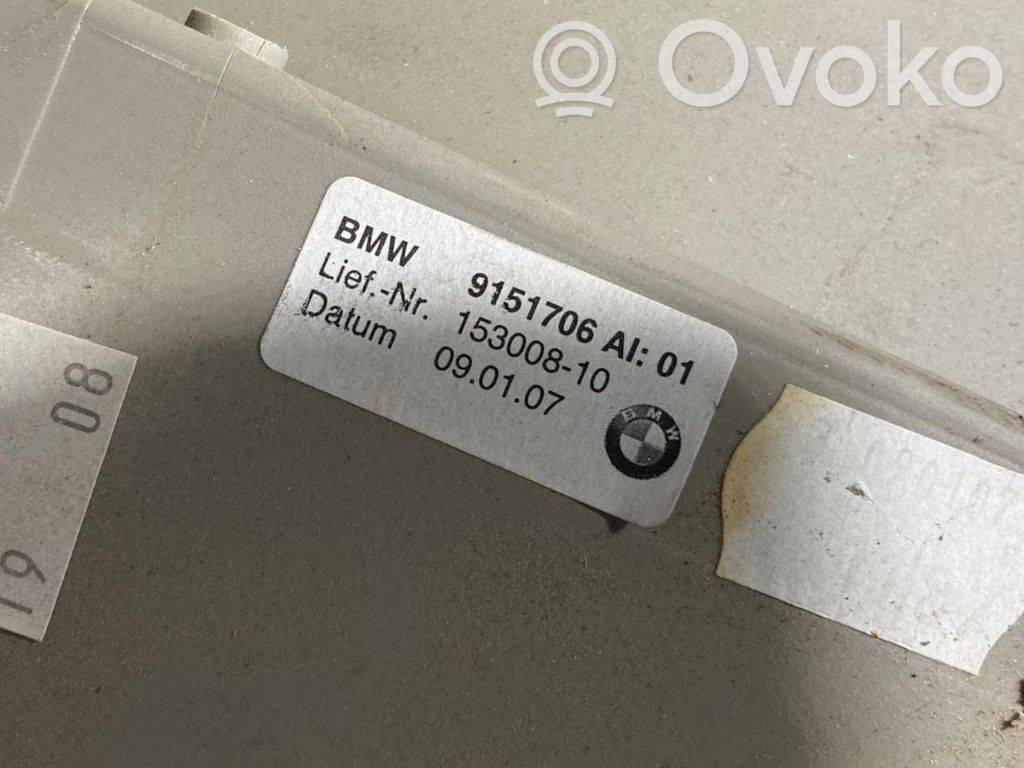 (D) statņa dekoratīvā apdare (augšdaļa)