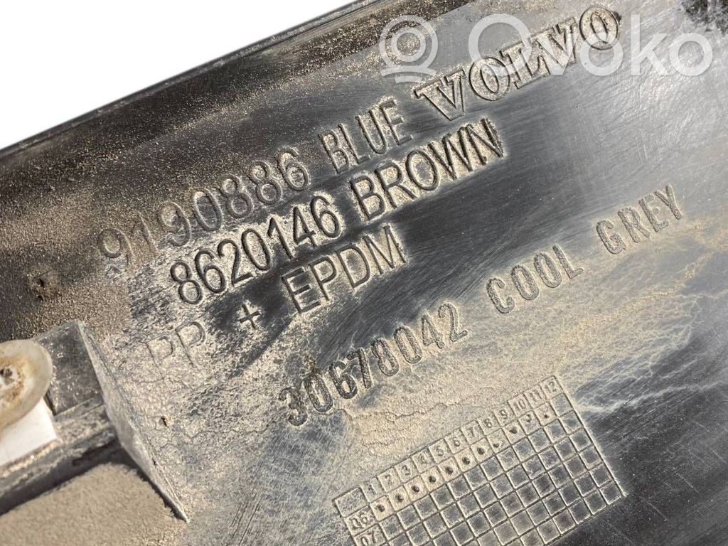 Aizmugurē durvju dekoratīvā apdare (moldings)