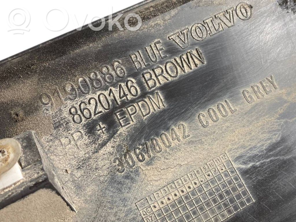 Aizmugurē durvju dekoratīvā apdare (moldings)