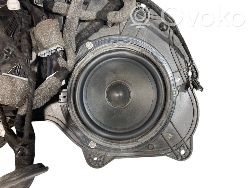 Speaker(s) in front door