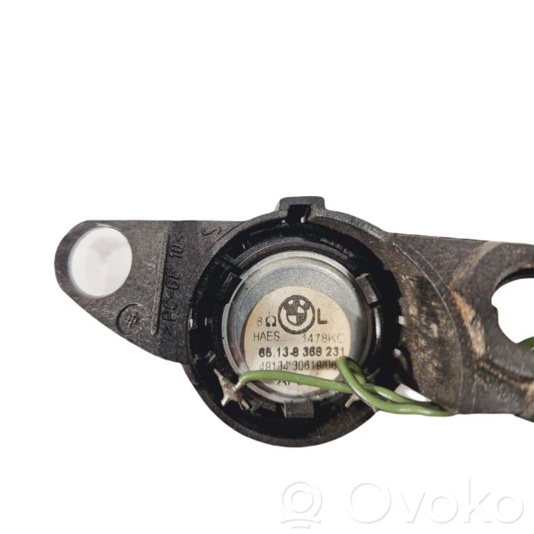 Skaļrunis (-i) priekšējās durvīs