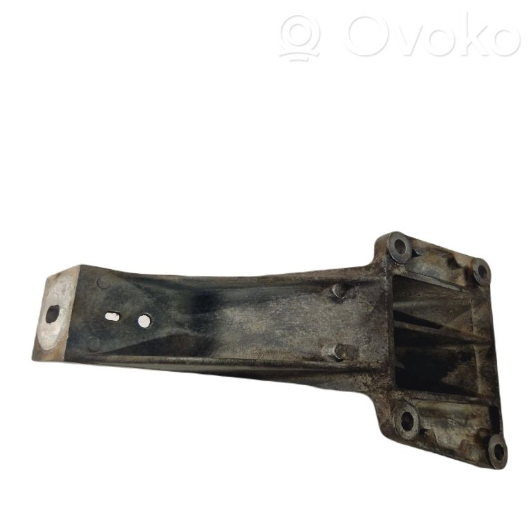 Engine mounting bracket