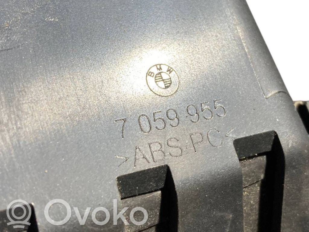 Отсек для хранения вещей в центральной консоли