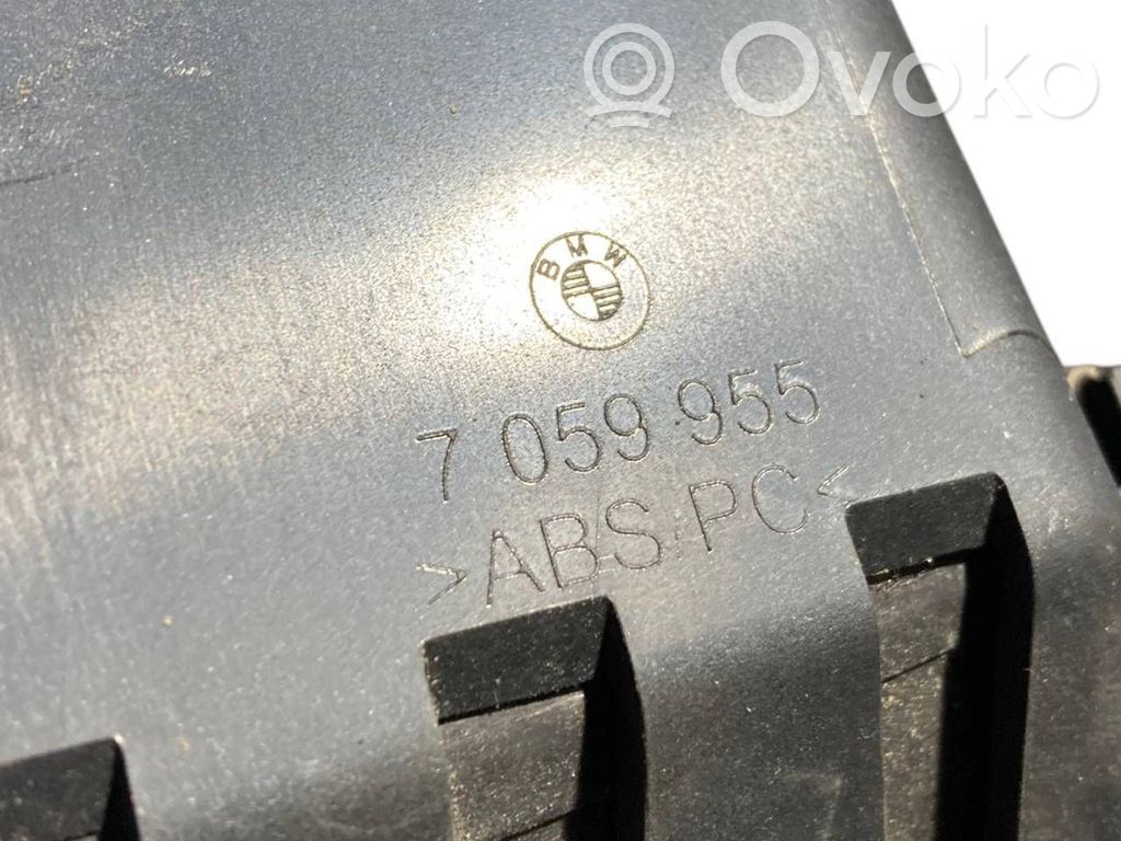 Отсек для хранения вещей в центральной консоли