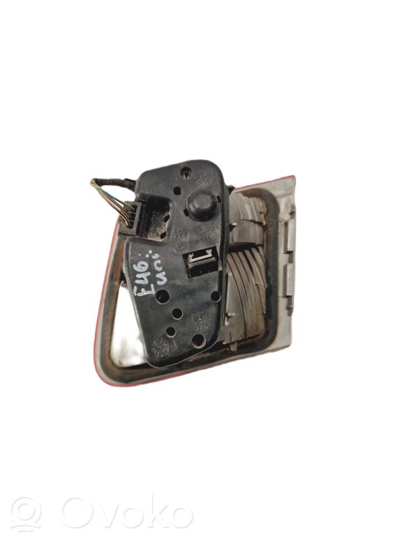 Задний фонарь на капоте