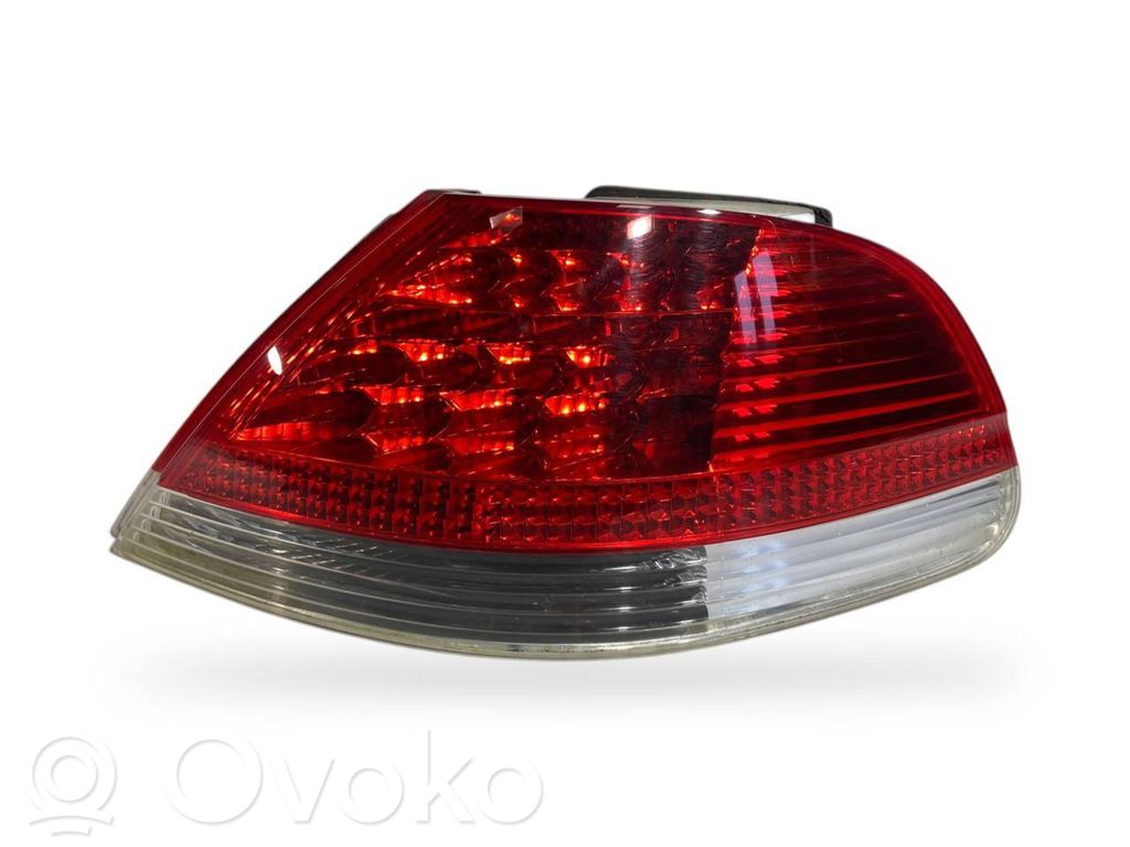 Aizmugurējais lukturis virsbūvē