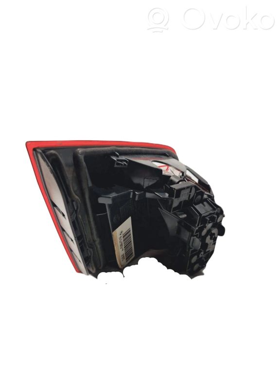 Задний фонарь на капоте