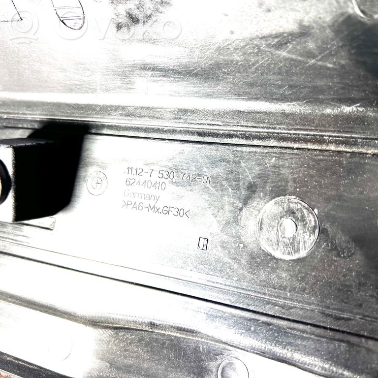 Dzinēja pārsegs (dekoratīva apdare)