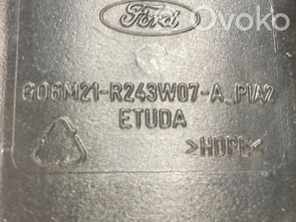 (B) statņa dekoratīvā apdare (apakšdaļa)