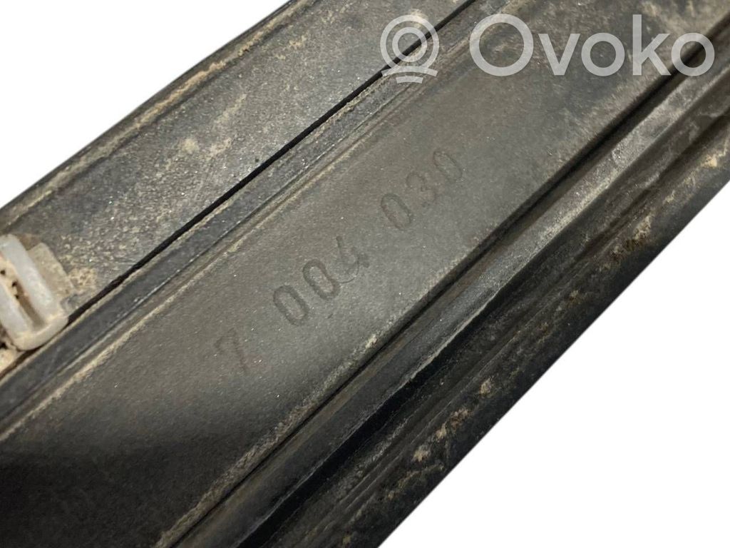 Priekšpusē durvju dekoratīvā apdare (moldings)