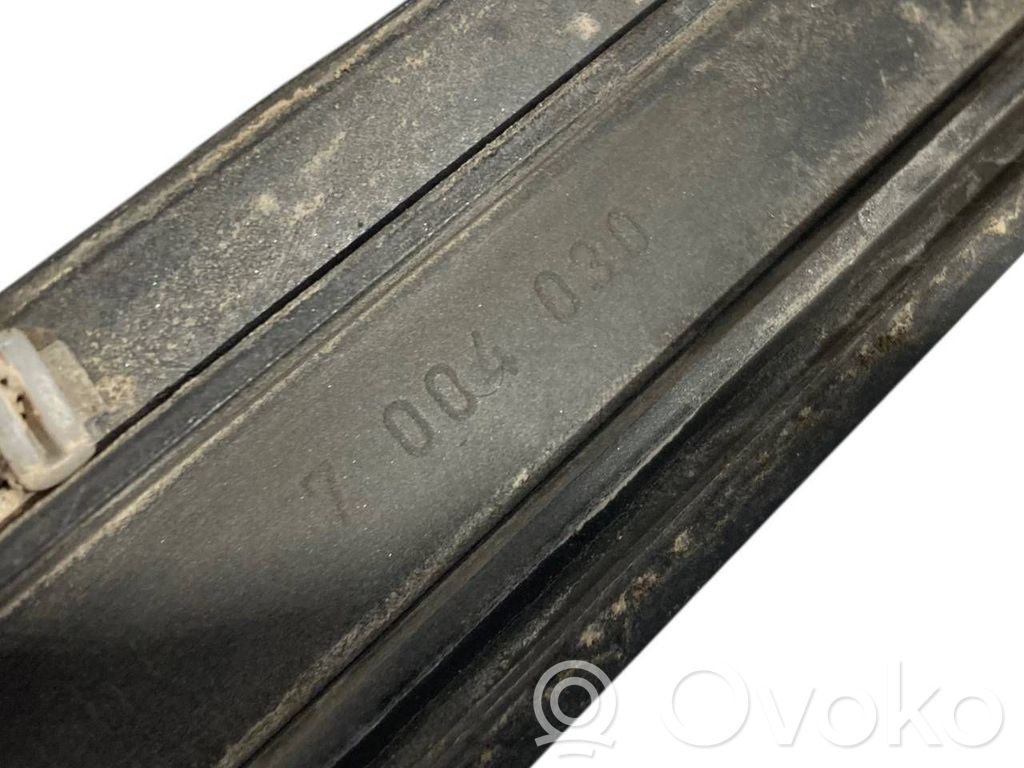 Priekšpusē durvju dekoratīvā apdare (moldings)