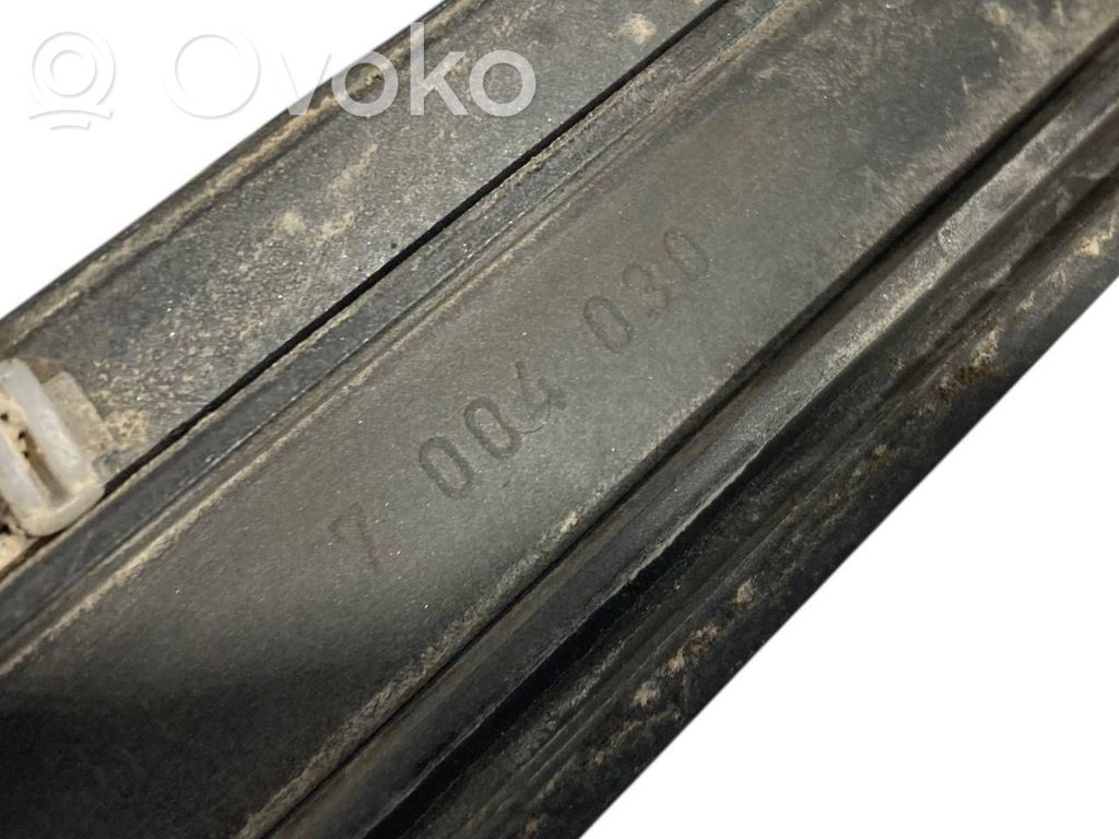 Priekšpusē durvju dekoratīvā apdare (moldings)