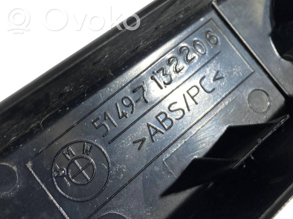 Bagāžnieka sliekšņa dekoratīvā apdare