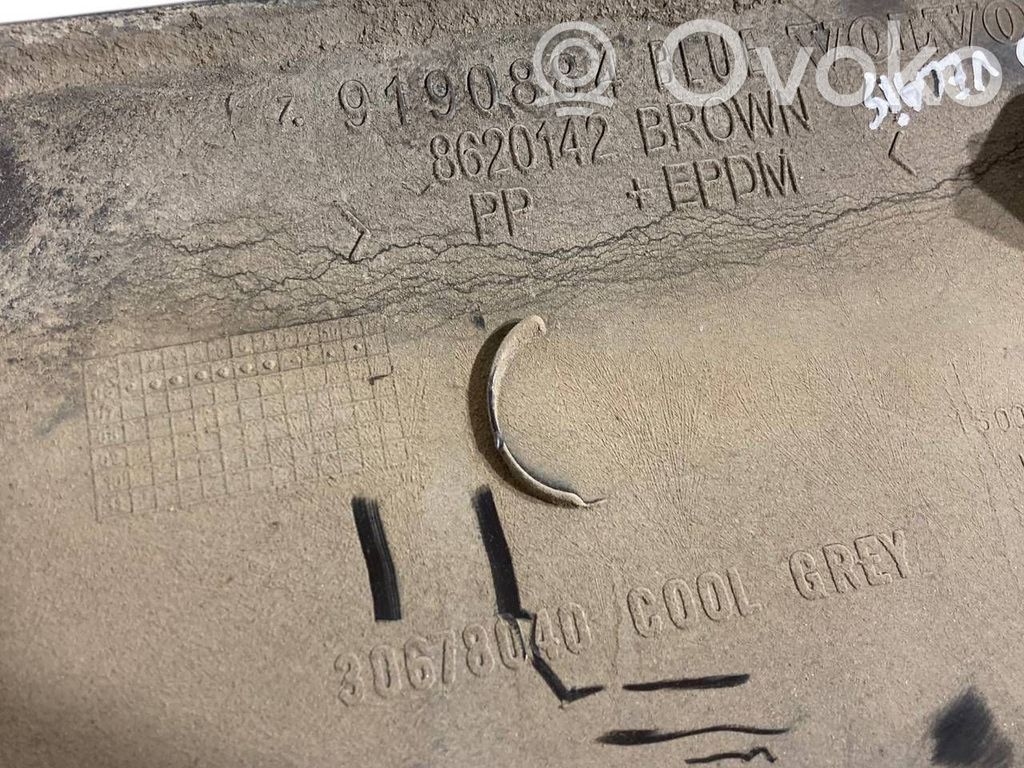 Priekšpusē durvju dekoratīvā apdare (moldings)