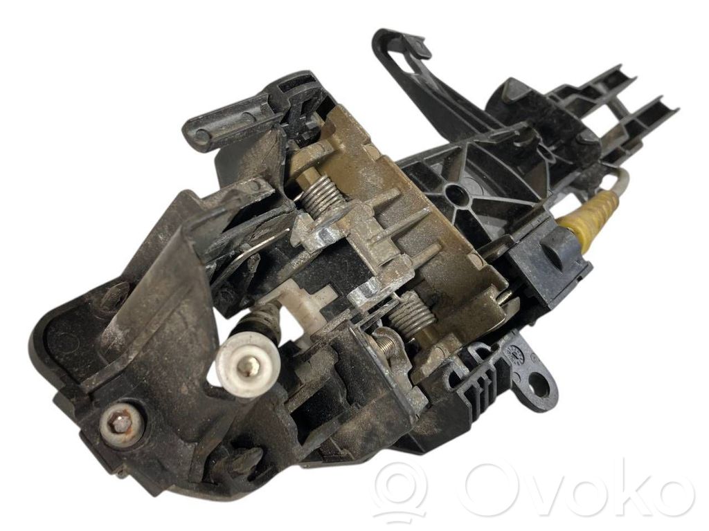 Priekšpusē turētājs / kronšteins ārējam atvēršanas rokturim