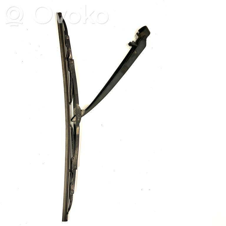 Aizmugurējā loga tīrītāja kājiņa