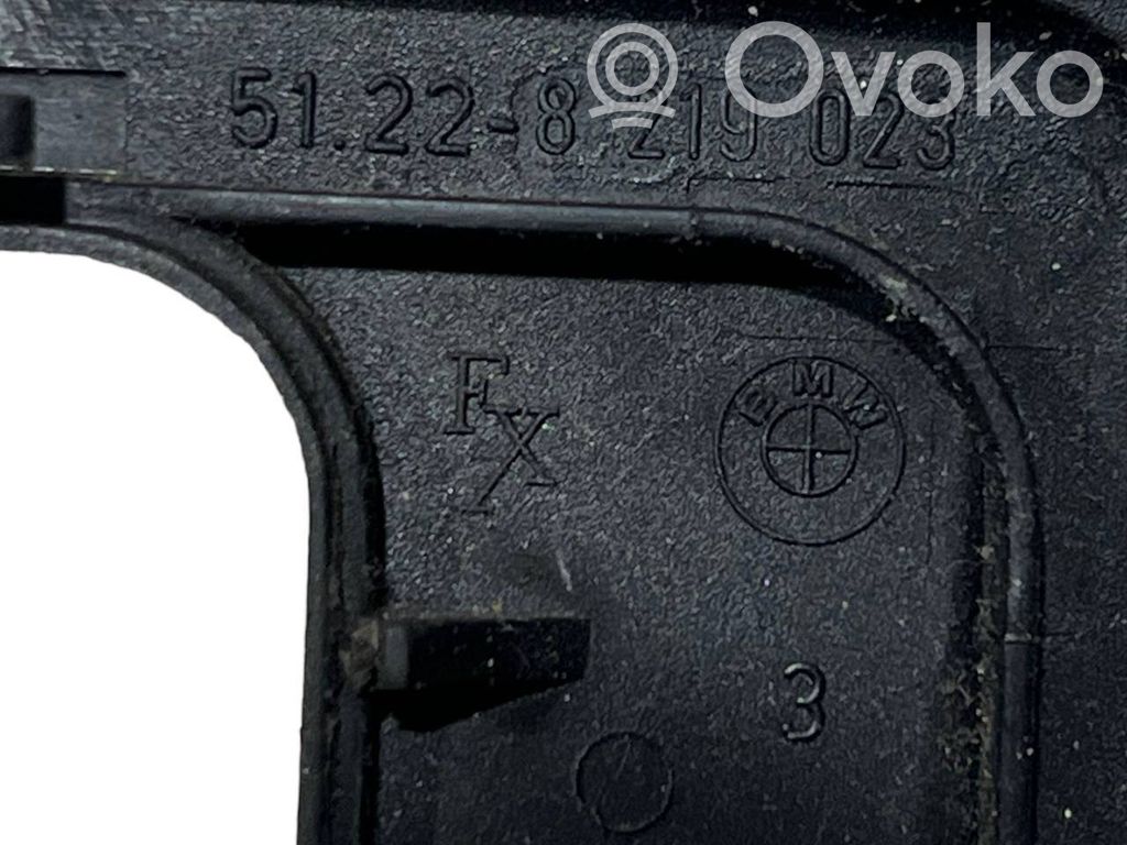 Priekšpusē durvju roktura vāciņš