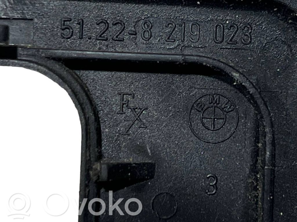 Priekšpusē durvju roktura vāciņš