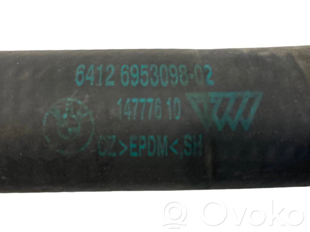 Caurulīte (-es) / šļūtene (-es)