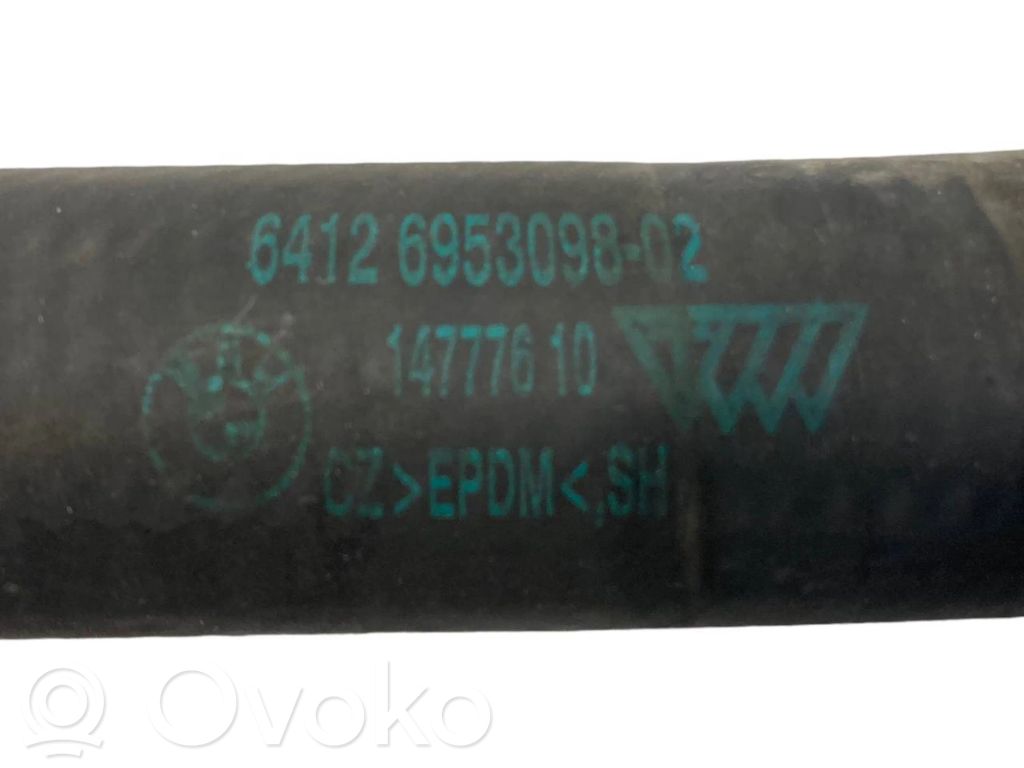 Caurulīte (-es) / šļūtene (-es)