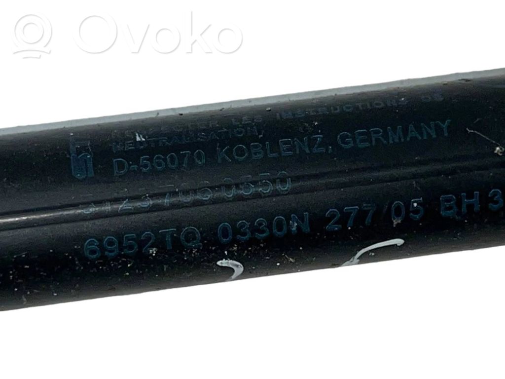 Dzinēja pārsega amortizators