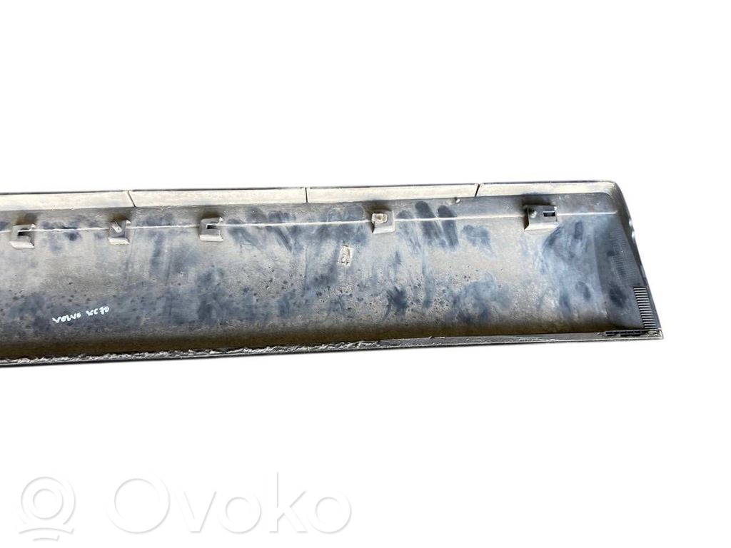 Priekšpusē durvju dekoratīvā apdare (moldings)