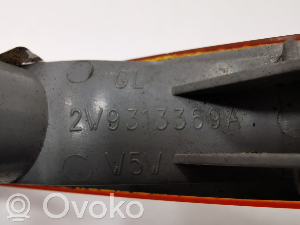 Указатель поворота на крыле