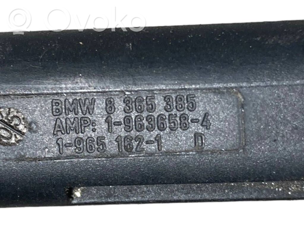 Mazgāšanas šķidruma smidzinātājs (-i) priekšējam logam