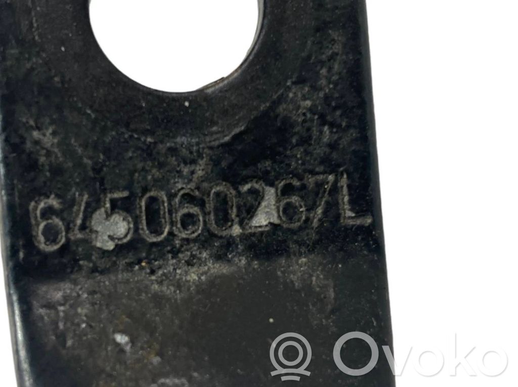 Cita veida dzinēja nodalījuma detaļa