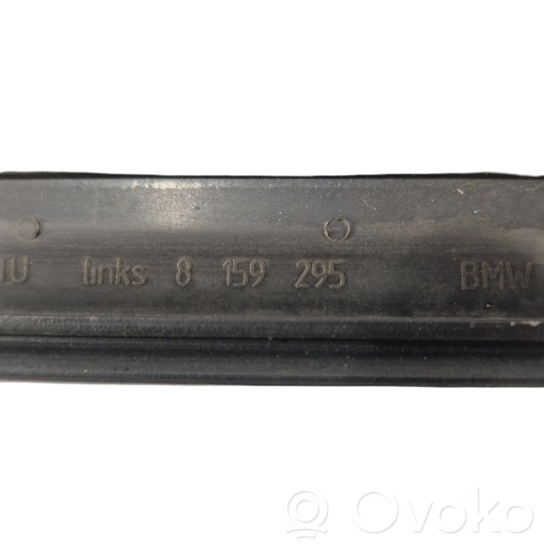 Priekšpusē durvju dekoratīvā apdare (moldings)