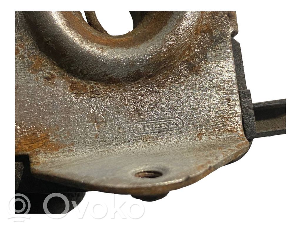 Dzinēja pārsega slēdzene