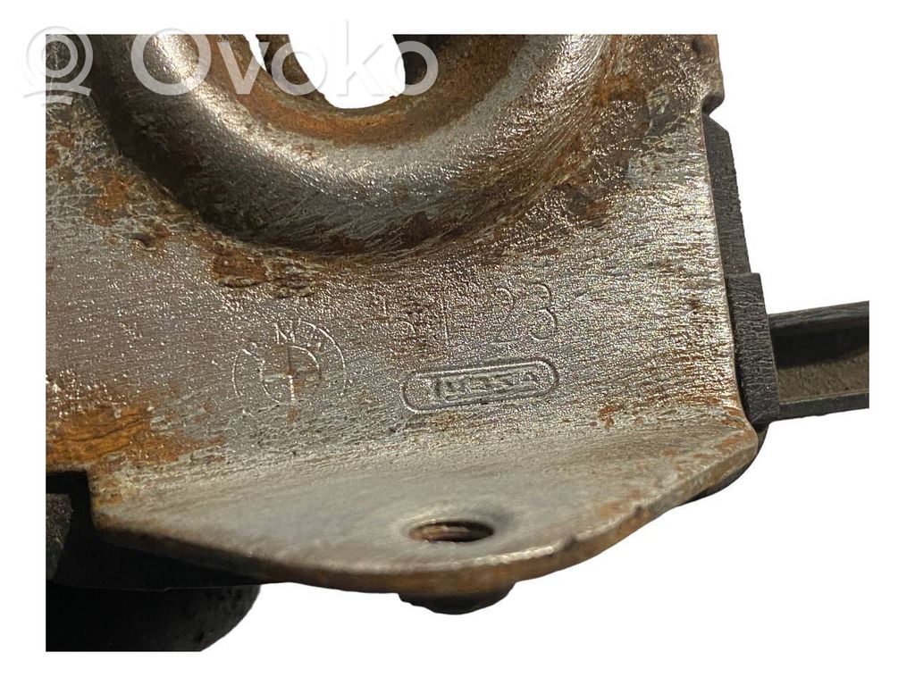 Dzinēja pārsega slēdzene