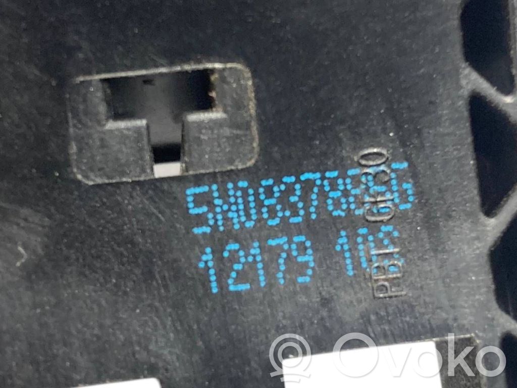 Priekšpusē turētājs / kronšteins ārējam atvēršanas rokturim