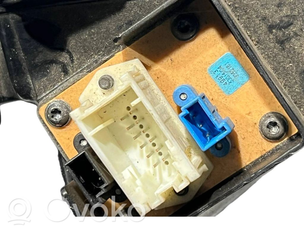 Speaker(s) in front door