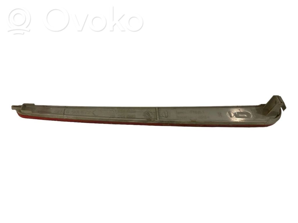 Aizmugurē atstarotājs