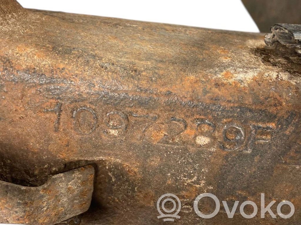 Aizmugurē riteņa rumbas vārpstas šarnīrs (stupica, capfa)