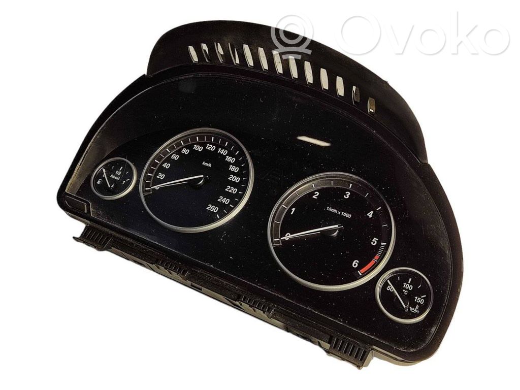 Speedometer (in the instrument panel)