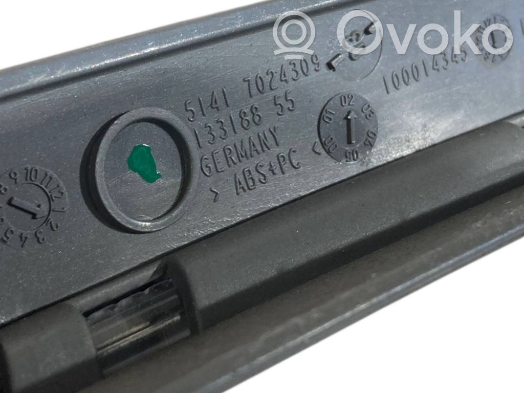 Еще один вид декоративной детали на передней части двери.