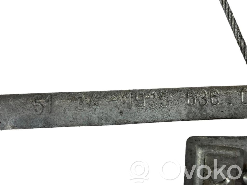 Mehāniskais aizmugurē loga pacelšanas mehānisms