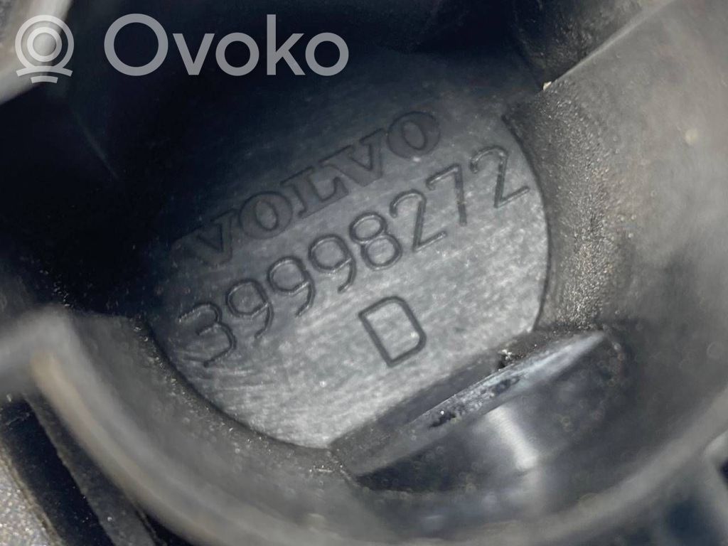 Aizmugurē durvju roktura vāciņš