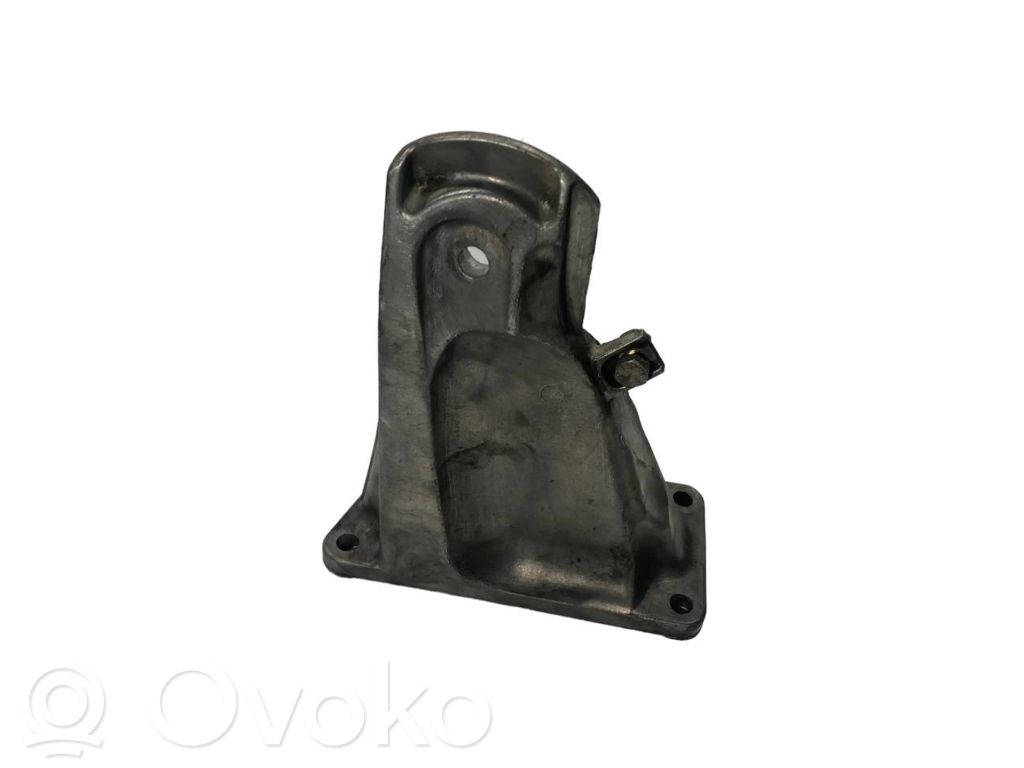 Engine mounting bracket