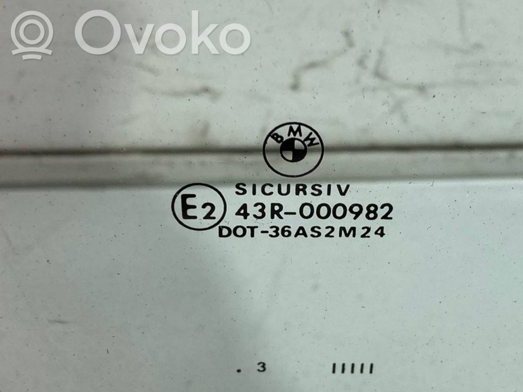 priekšējo durvju stikls (četrdurvju mašīnai)