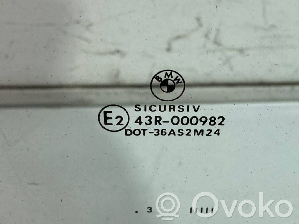 priekšējo durvju stikls (četrdurvju mašīnai)